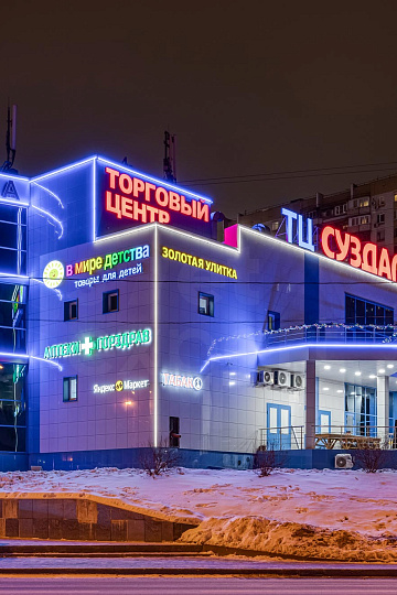 Освещение фасада ТЦ на Суздальской в Москве