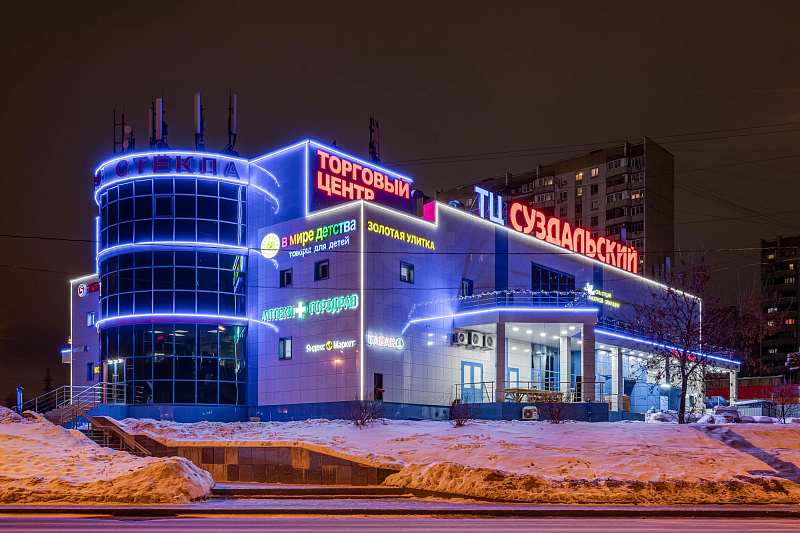 Освещение фасада ТЦ на Суздальской в Москве